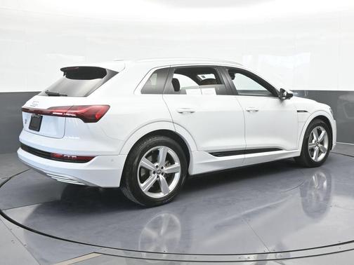 2019 Audi e-tron Premium Plus