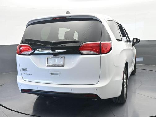 2026 Chrysler Voyager LX