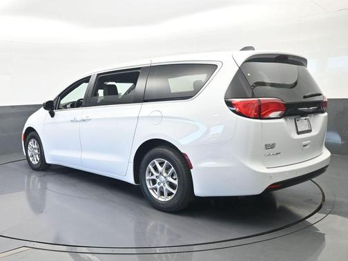 2026 Chrysler Voyager LX