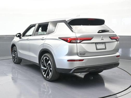 2022 Mitsubishi Outlander ES