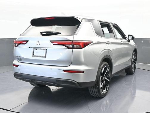2022 Mitsubishi Outlander ES