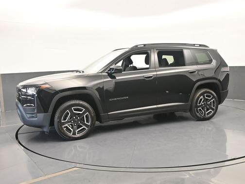 Diamond Black Crystal Pearlcoat 2026 Jeep Cherokee Laredo