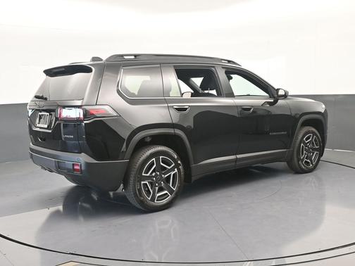 Diamond Black Crystal Pearlcoat 2026 Jeep Cherokee Laredo
