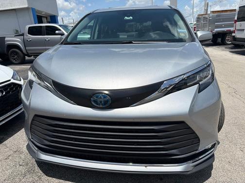 Celestial Silver Metallic 2023 Toyota Sienna XLE