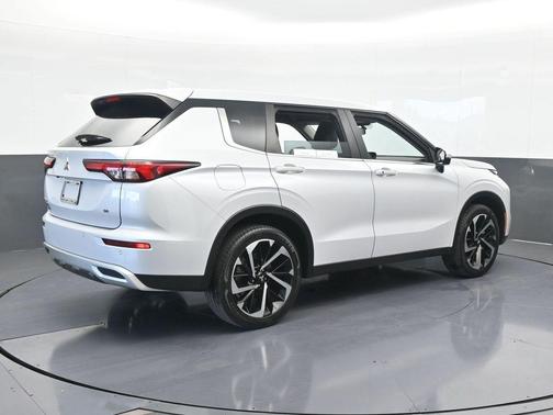2023 Mitsubishi Outlander SE