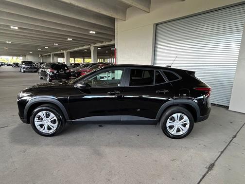 Mosaic Black Metallic 2025 Chevrolet Trax LS