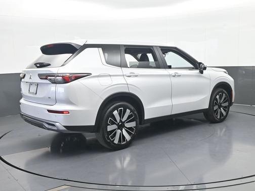 Diamond White 2026 Mitsubishi Outlander SE