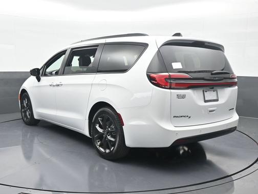 Bright White Clearcoat 2026 Chrysler Pacifica Limited