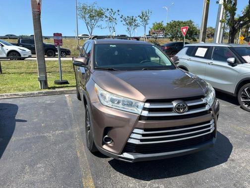 Walnut 2019 Toyota Highlander LE