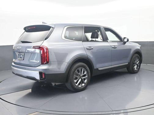 Everlasting Silver 2024 Kia Telluride LX