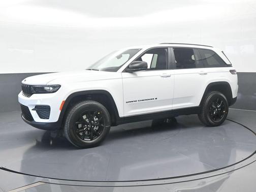 Bright White Clearcoat 2025 Jeep Grand Cherokee Laredo