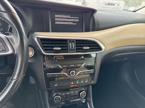 2018 INFINITI QX30 Premium