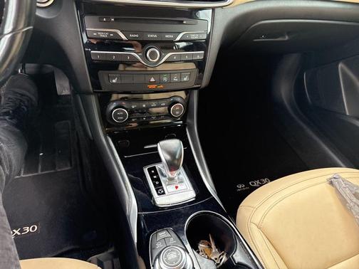 2018 INFINITI QX30 Premium