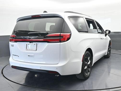 Bright White Clearcoat 2026 Chrysler Pacifica Select