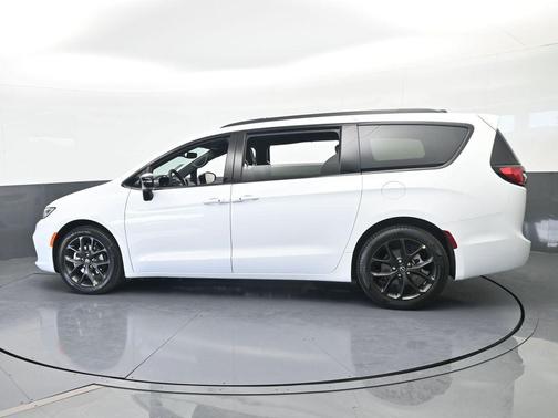 Bright White Clearcoat 2026 Chrysler Pacifica Select