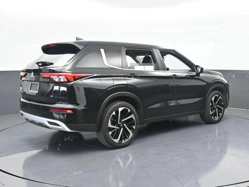 2023 Mitsubishi Outlander SE