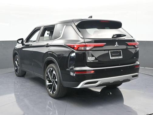 2023 Mitsubishi Outlander SE
