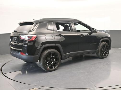 Diamond Black Crystal Pearlcoat 2026 Jeep Compass Latitude