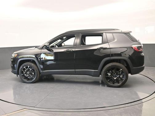 Diamond Black 2026 Jeep Compass Latitude