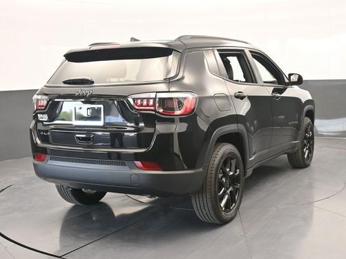 Diamond Black Crystal Pearlcoat 2026 Jeep Compass Latitude
