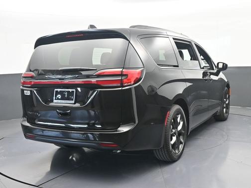 Diamond Black Crystal Pearlcoat 2026 Chrysler Pacifica Select