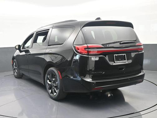 Diamond Black 2026 Chrysler Pacifica Select