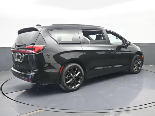 Diamond Black Crystal Pearlcoat 2026 Chrysler Pacifica Select