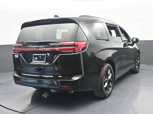 Diamond Black 2026 Chrysler Pacifica Select