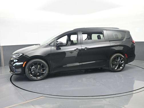 Diamond Black Crystal Pearlcoat 2026 Chrysler Pacifica Select