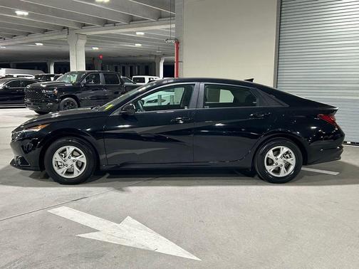 2023 Hyundai ELANTRA SE