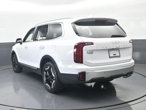 Glacial White Pearl 2024 Kia Telluride S