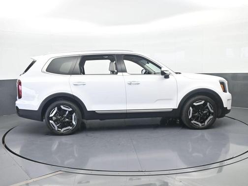 Glacial White Pearl 2024 Kia Telluride S