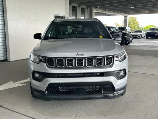 Silver Zynith Metallic Clearcoat 2024 Jeep Compass Latitude