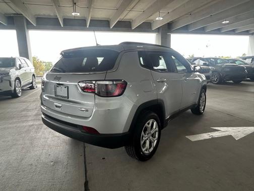 Silver Zynith Metallic Clearcoat 2024 Jeep Compass Latitude