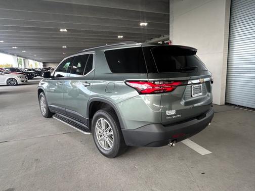 Silver Sage Metallic 2023 Chevrolet Traverse LT