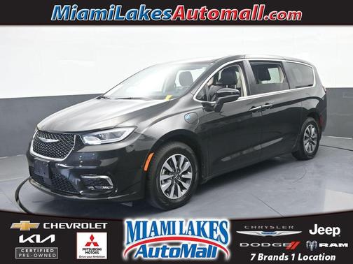 Brilliant Black Crystal Pearlcoat 2023 Chrysler Pacifica Hybrid Touring L