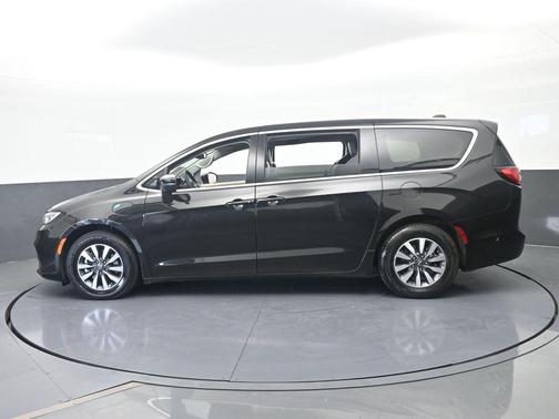 Brilliant Black Crystal Pearlcoat 2023 Chrysler Pacifica Hybrid Touring L