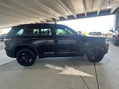 Diamond Black Crystal Pearlcoat 2023 Jeep Grand Cherokee Altitude