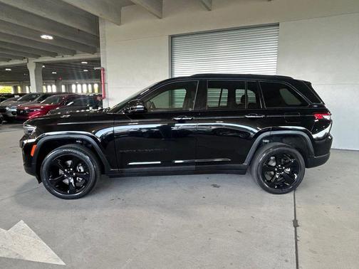 Diamond Black Crystal Pearlcoat 2023 Jeep Grand Cherokee Altitude