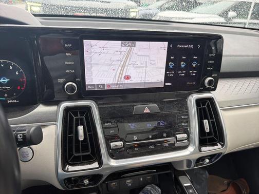 Glacial White Pearl 2023 Kia Sorento SX