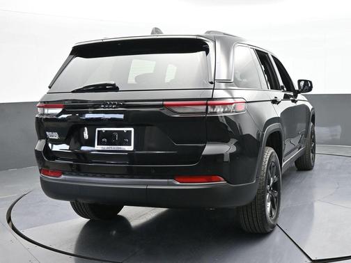 2026 Jeep Grand Cherokee Laredo