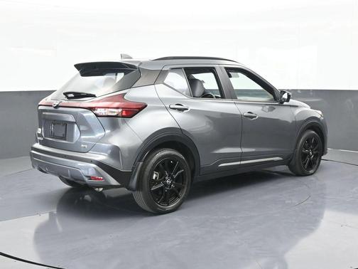 2022 Nissan Kicks SR