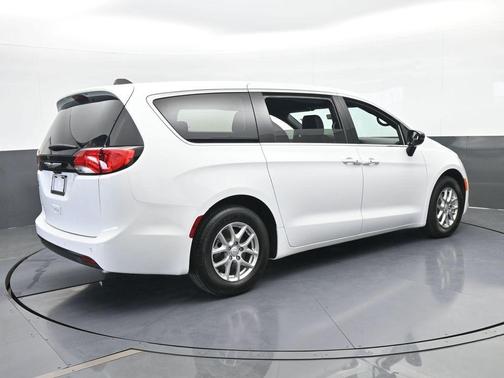 2026 Chrysler Voyager LX