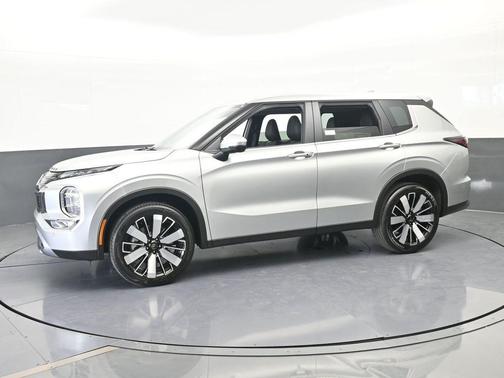 Silver Alloy 2026 Mitsubishi Outlander SE