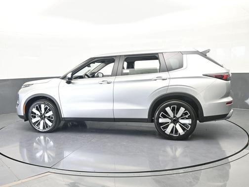 Silver Alloy 2026 Mitsubishi Outlander SE