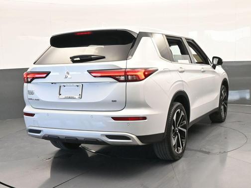 2023 Mitsubishi Outlander SE