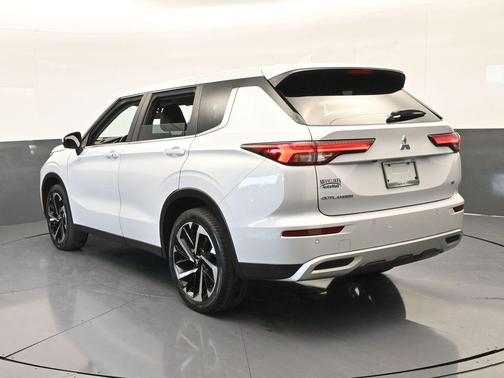 2023 Mitsubishi Outlander SE