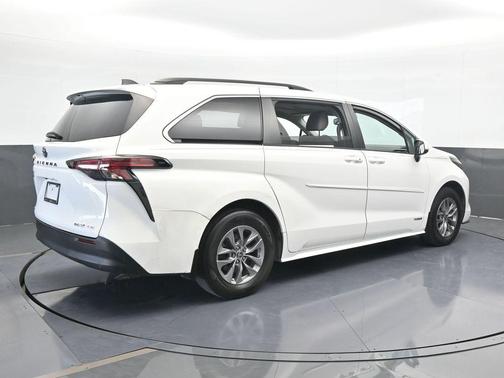 2021 Toyota Sienna LE