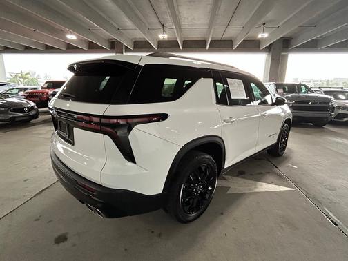 Summit White 2025 Chevrolet Traverse LT