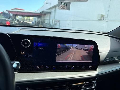 Summit White 2025 Chevrolet Traverse LT